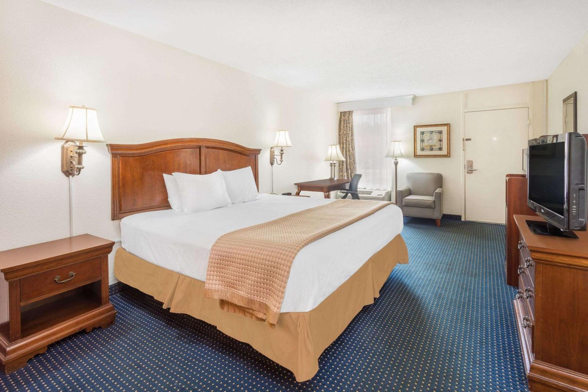 Baymont By Wyndham Rocky Mount I-95 Hotell Exteriör bild